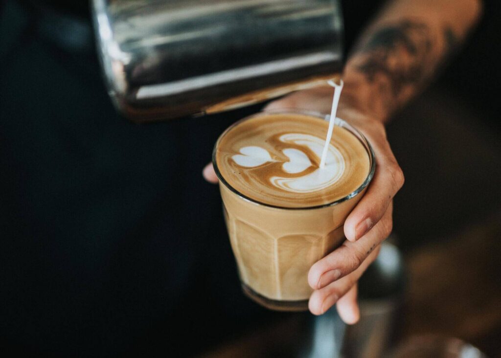 barista free pouring latte